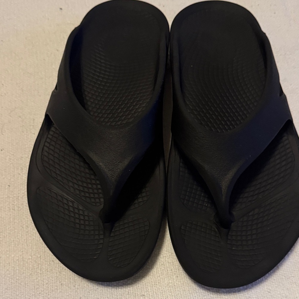 OOFOS Black Women's Sandals - Picture 2 of 5
